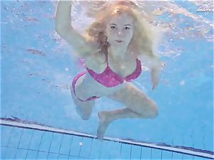 super-hot Elena displays what she can do under water